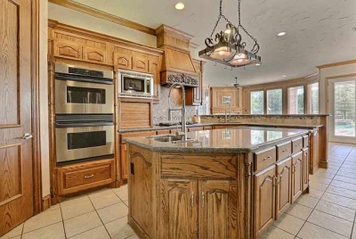 Semi-custom kitchen cabinets semi-custom kitchen cabinets offer the best of stock and custom-made cabinets have value of stock cabinets and the quality of custom cabinets.